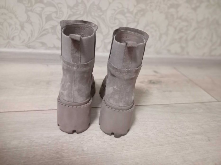 Продам осінні ботинки,замш,на утеплювачі