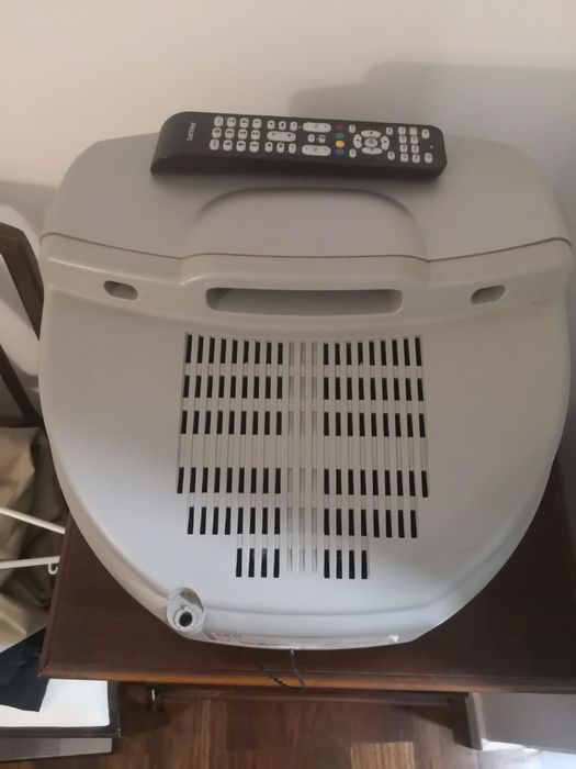 Televisão CRTda SEG , modelo S 3755TS - 14 polegadas aproximadas. A co