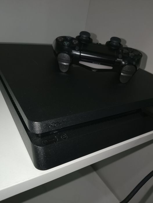 PS4 slim 1TB + 2 comandos + FIFA 20