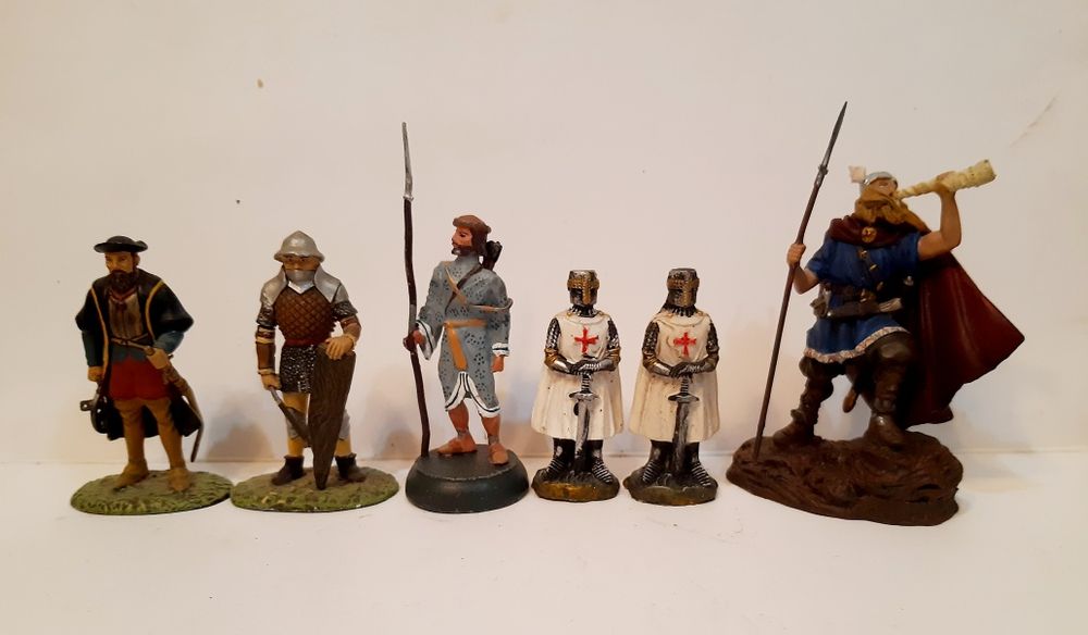 Figuras militares em metal