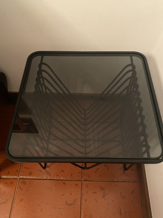 Mesa preta com tampo de vidro da homa
