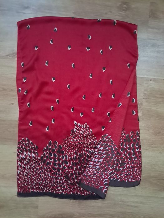 Бордовый шарф палантин