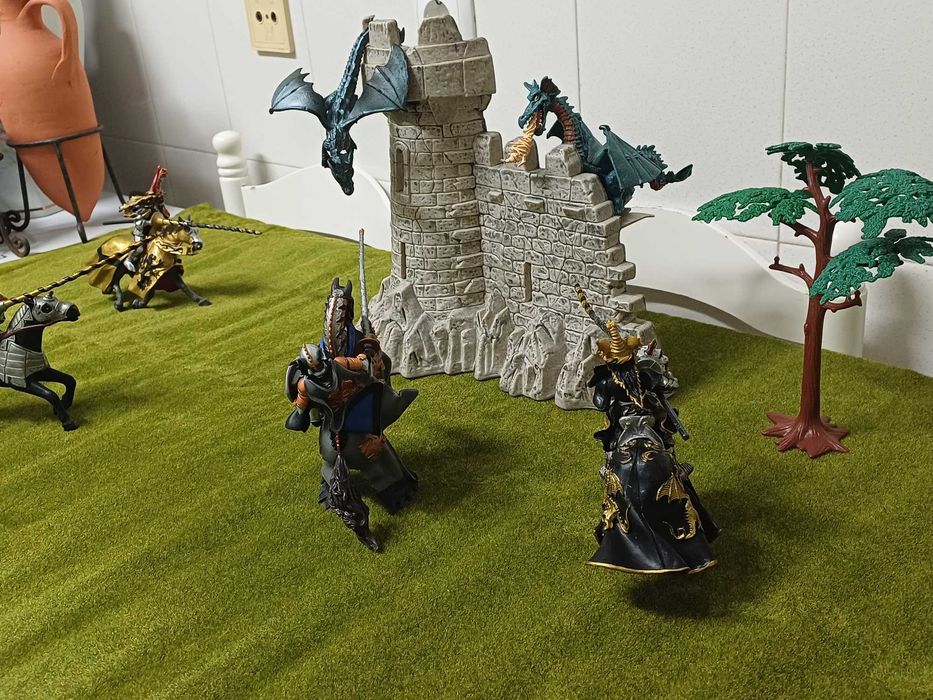 Muralha com 2 dragões  e 4 cavaleiros medievais e árvore