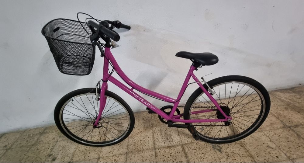 Bicicleta rosa em bom estado