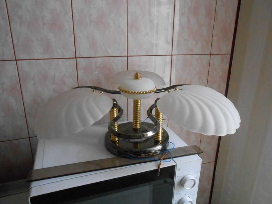 Люстра рабочая на 3 лампы отличное состояние