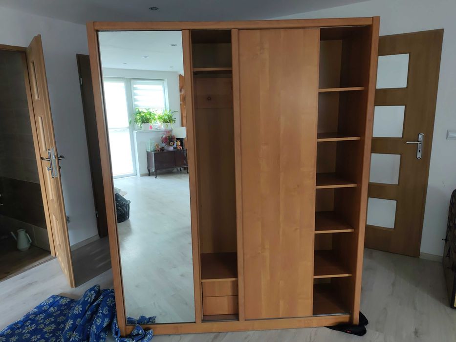 Duża szafa przesuwna z lustrem – garderoba
