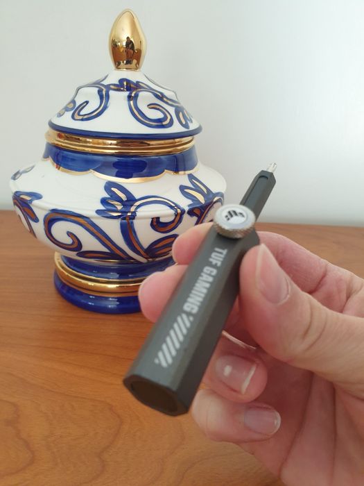 Suporte telescópio para placa gráfica e funciona também como chave.