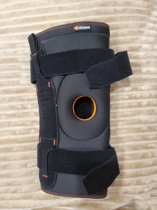 Joelheira ortopédica com estabilizadores laterais.