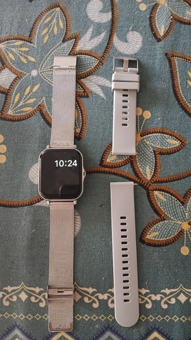 Smartwatch prateado com 2 braceletes