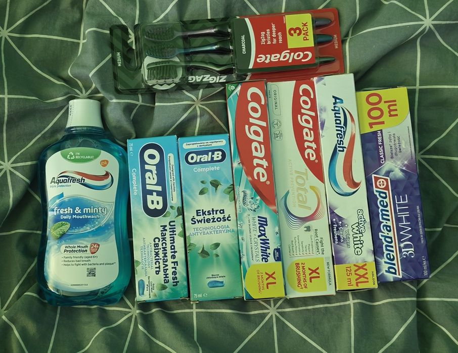 Zestaw produktów do higieny jamy ustnej – pasty, szczoteczki, płyn