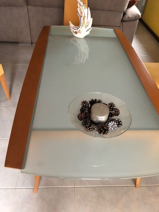 Mesa de sala em cerejeira com tampo de vidro fosco