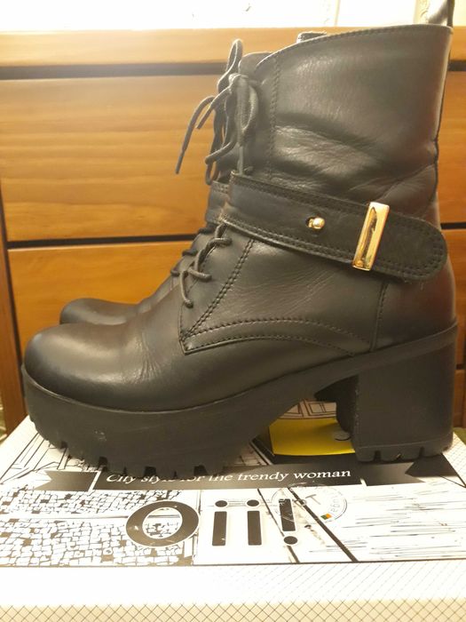 Botins pretos em pele