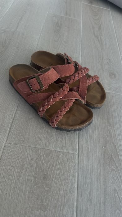 Шльопанці / сандалі