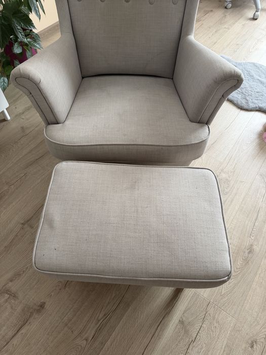 Ikea strandmon z podnóżkiem beżowy