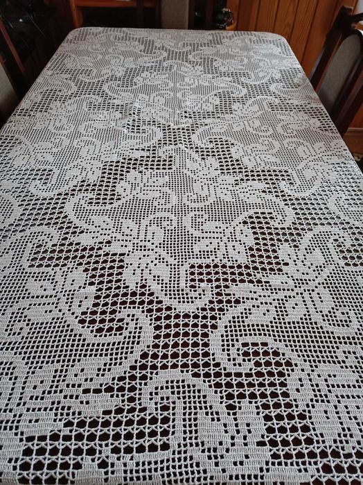 Piękny obrus na duży stół