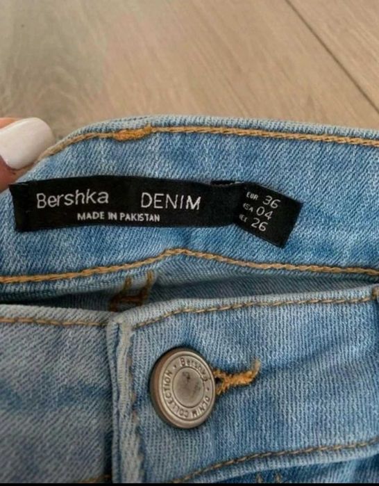 Jeansy rurki Bershka z wysokim stanem