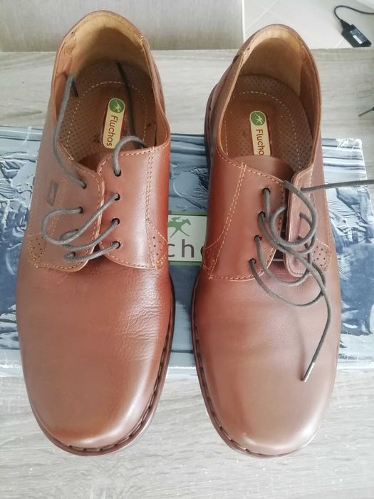 Sapatos novos em pele, fluchos