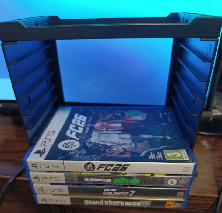 Ps5, 2x comandos, 4x jogos físicos, base de carregamento.