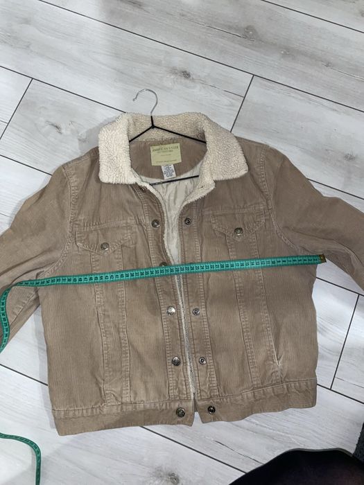 Бежева вельветова куртка American Eagle / чорне пальто