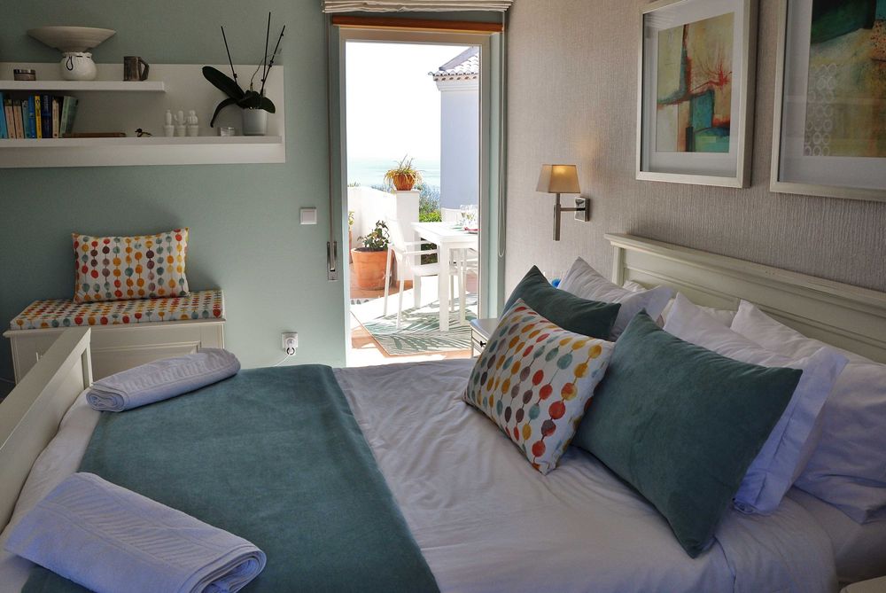 Bonita base de cama de casal com cabeceira