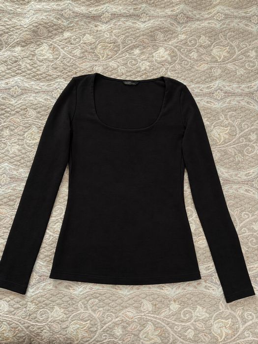 Базовий лонгслів з вирізом чорний casualtrend S