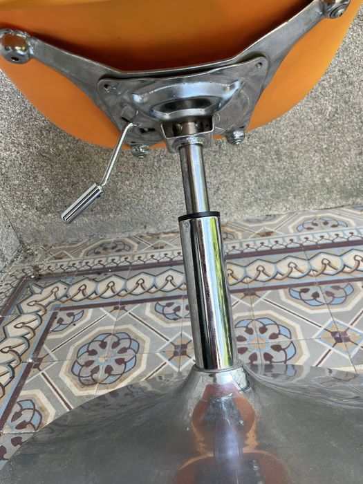 Cadeira rotativa elevatoria laranja