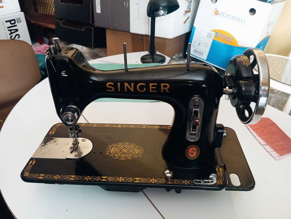 Maquina de costura Singer muito antiga, em bom estado