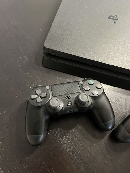 Playstation 4 (com 2 comandos e 7 jogos)
