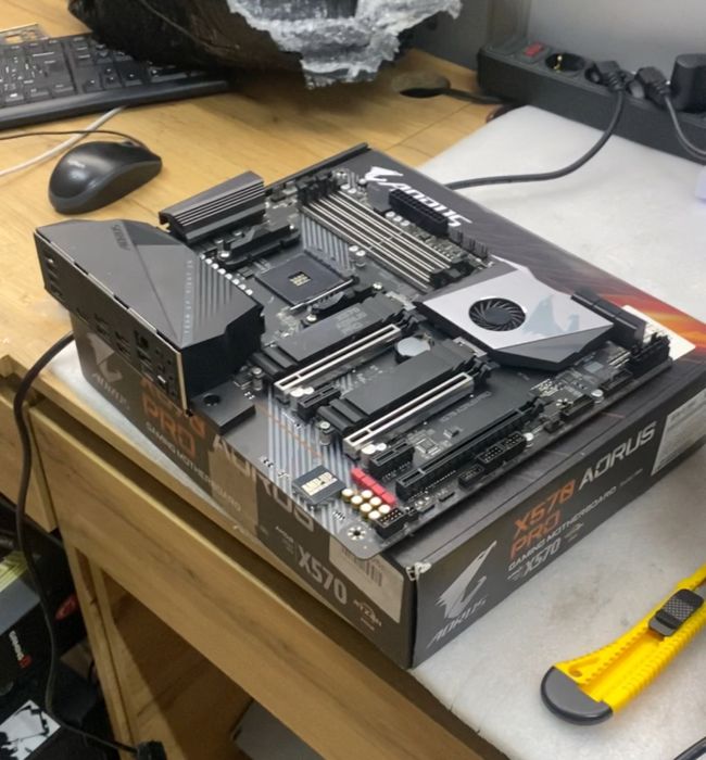 Материнська плата під сокет am4 x570 AORUS PRO