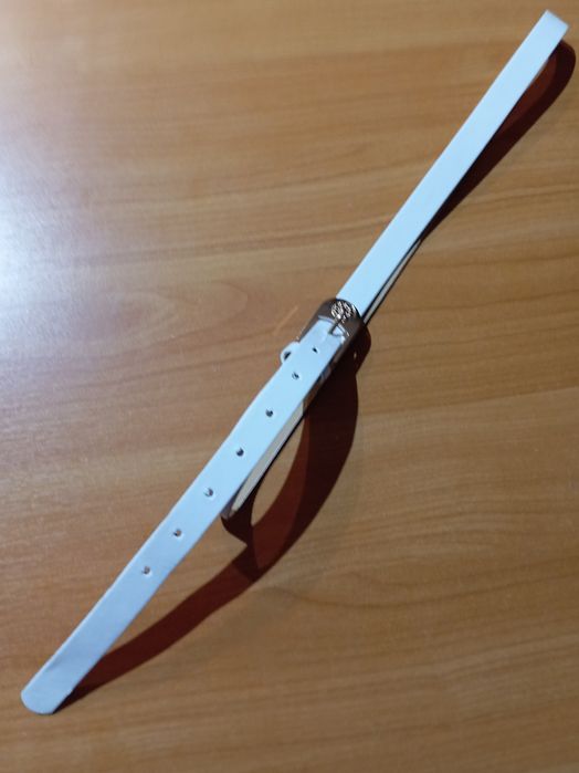 Biały pasek z klamrą