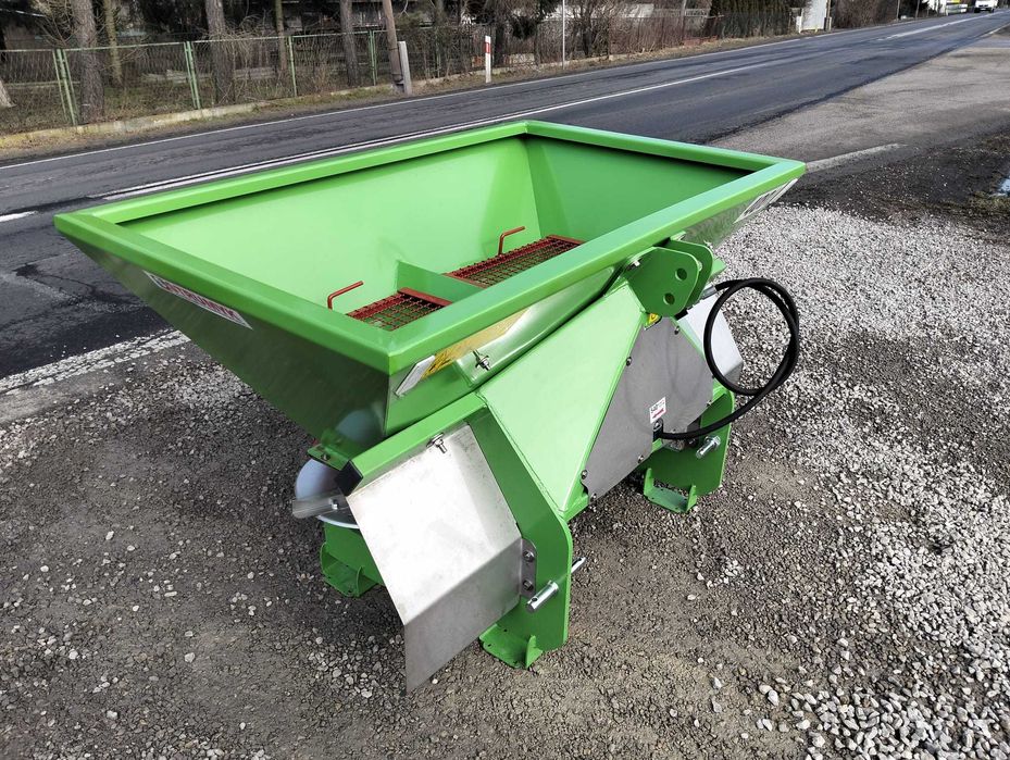 rozsiewacz nawozów/ 2-talerze/ hydraulika/ plandeka/ TYTAN/sulky/altro