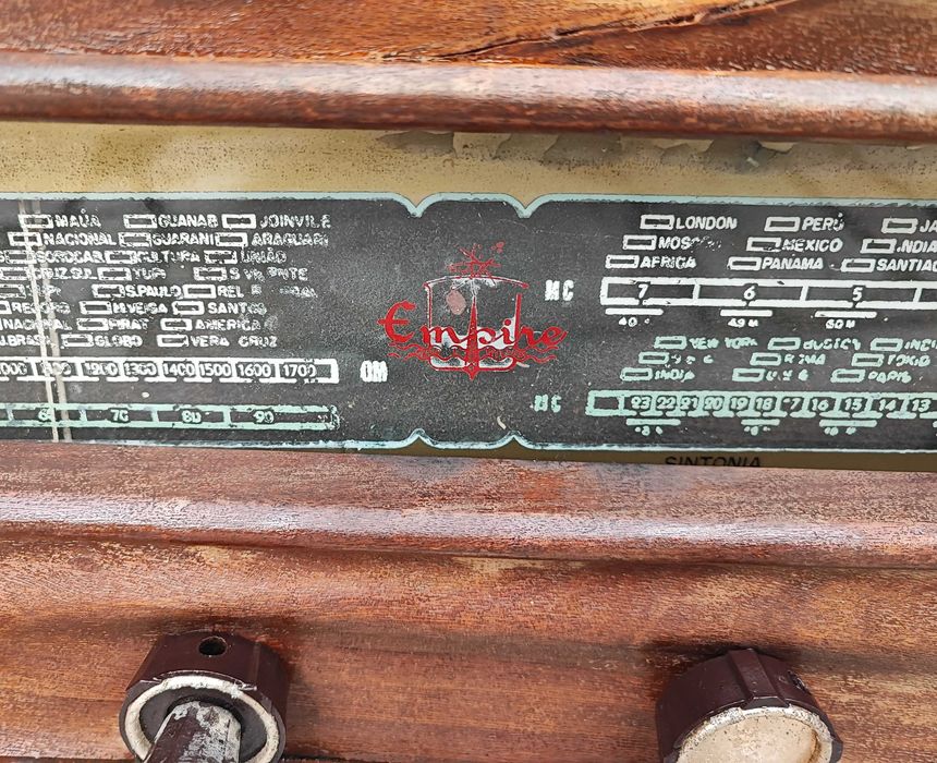 Caixa muito antiga com rádio e gira discos