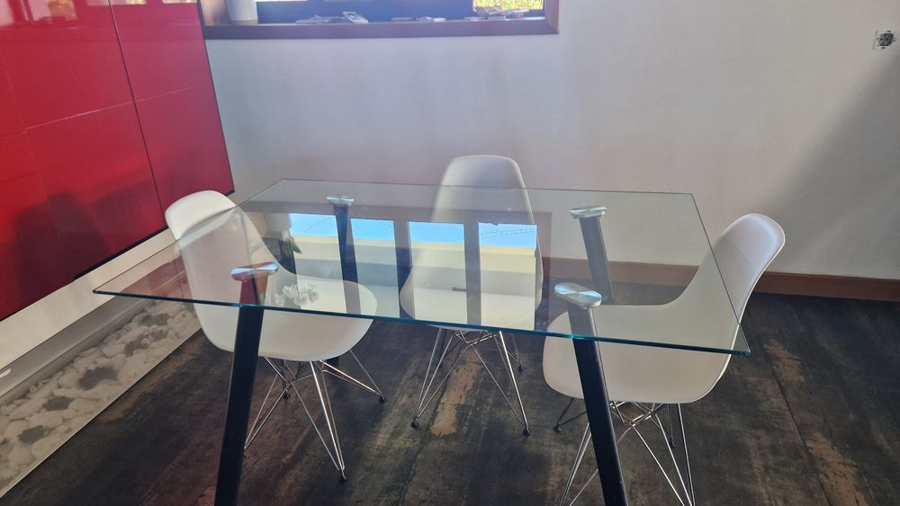 Mesa de metal e vidro com 4 cadeiras