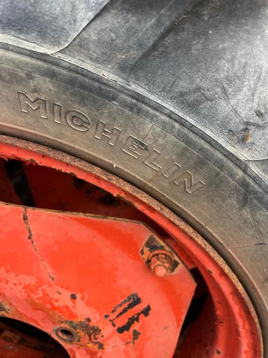 Jantes e pneus para trator