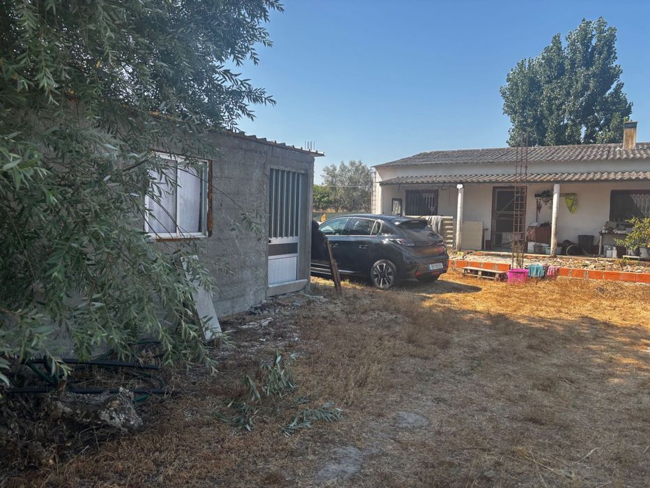 Terreno com 2 casas Habitacionais