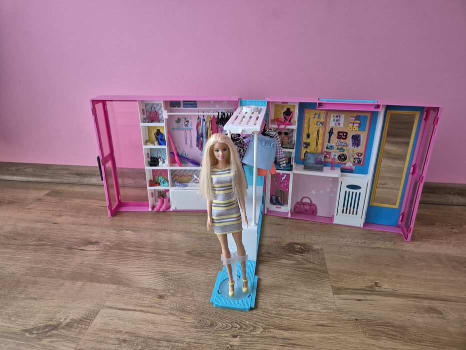 Szafa barbie z akcesoriami