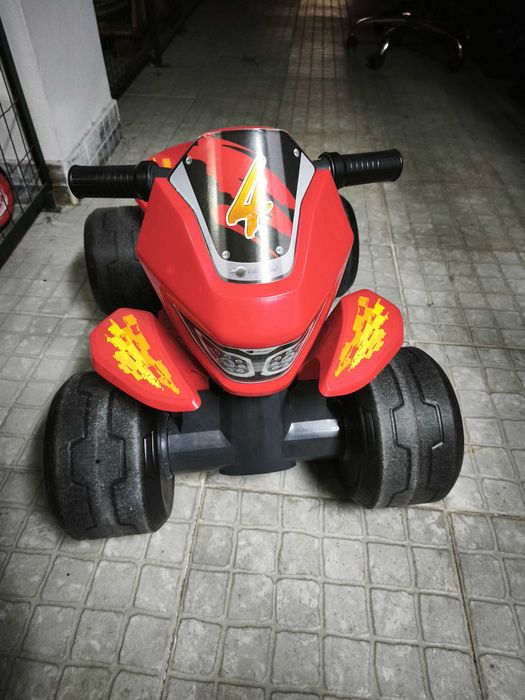 Moto 4 eléctrica para criança até 4 anos
