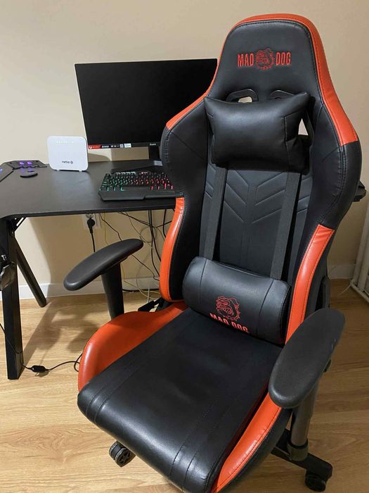 Zestaw gamingowy komputer monitor biurko krzeslo klawiatura