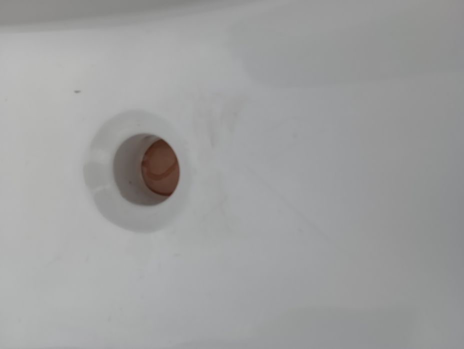 Lavatório com pequeno defeito