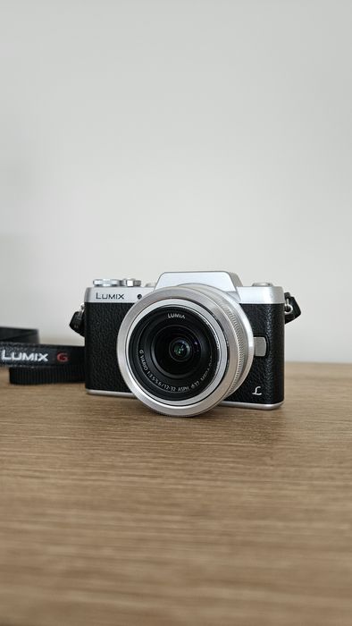 Panasonic Lumix GF7 + 12-32 mm + 35-100 mm + 3 baterie + torba