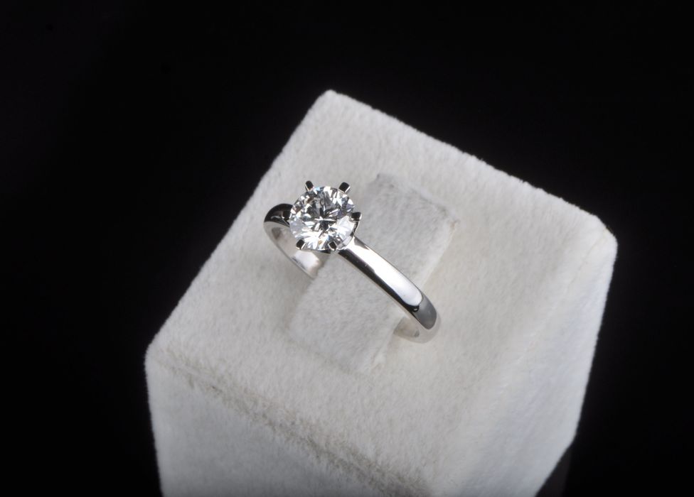 Кольцо из белого золота с бриллиантом - 0.75ct (сертификат)