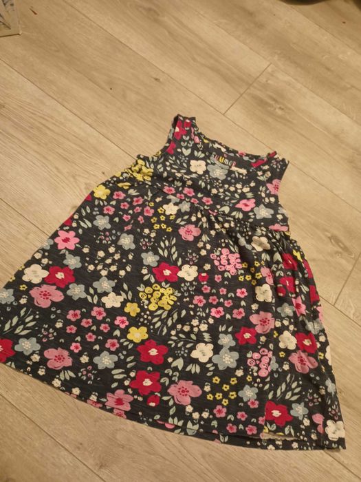 Sukienki na dziewczynkę 104