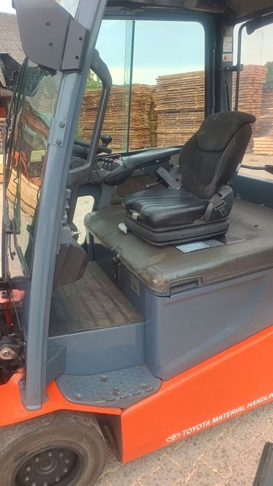 Wózek widłowy Toyota 8FBMT30 elektryczny