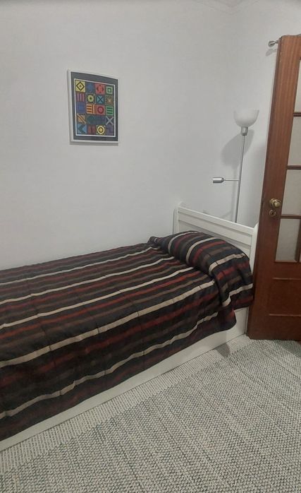 Quarto pequeno e acolhedor