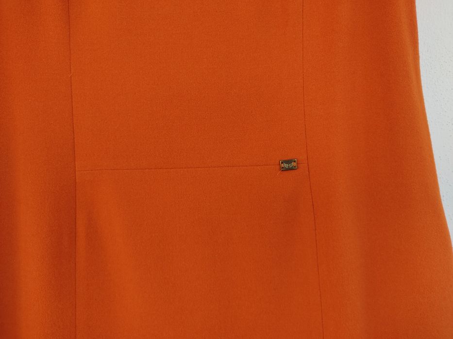 Vestido laranja, Globe
