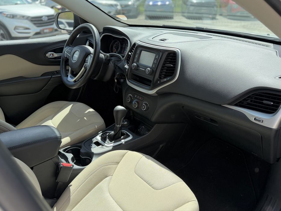 JEEP CHEROKEE 2016 року, 2.4 бензин, автомат, повний привід.