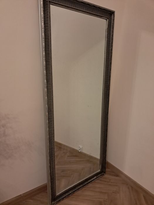 Lustro w ozdobnej ramie