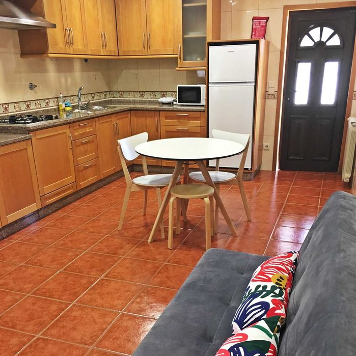 Apartamento com 1 quarto, sala, cozinha, jardim e estacionamento