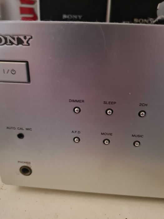 Equipamento de som Sony. Controler e mais 1 subwoofer, 1 caixa média e 4 caixas pequenas de som.