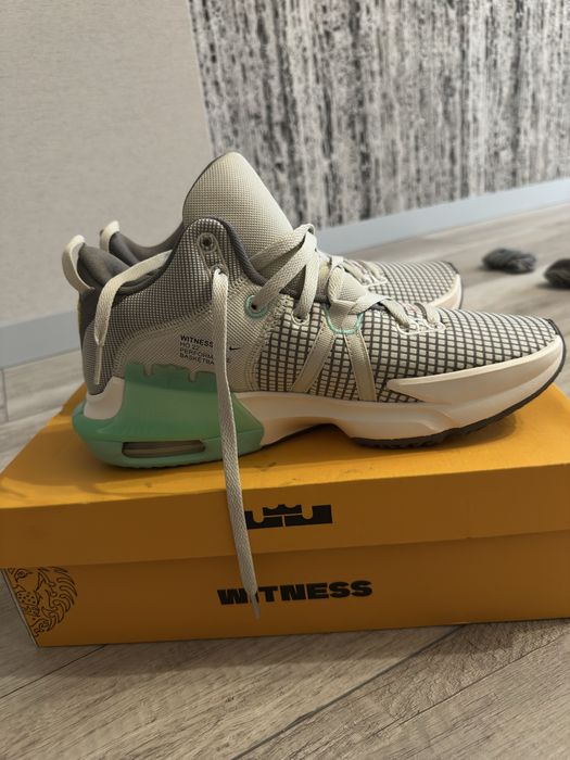 Продам чоловічі баскетбольні кросівки Nike LEBRON WITNESS 7.
